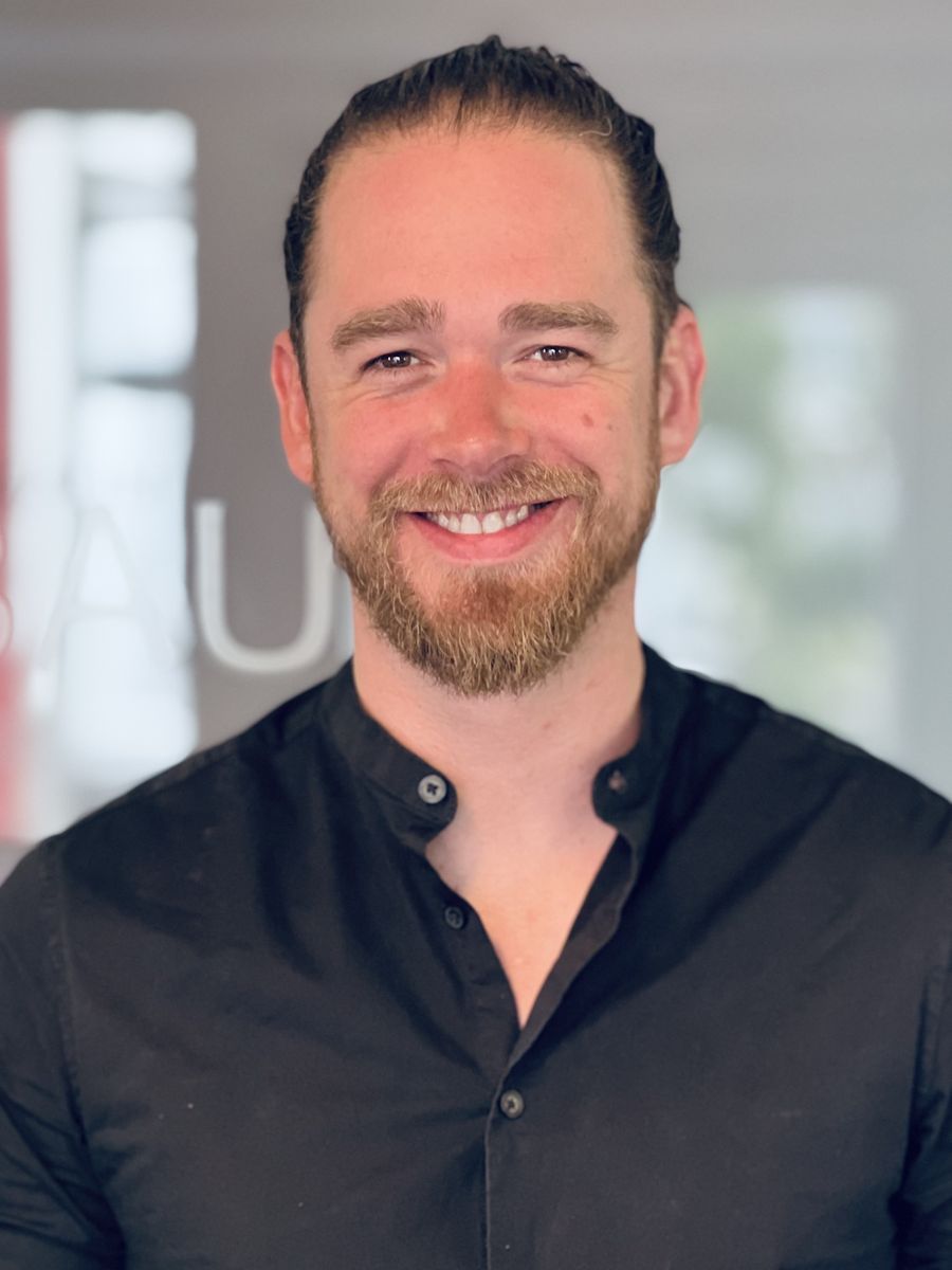 Johannes Wurfbaum – Life Coach, lächelndes Portrait in Farbe